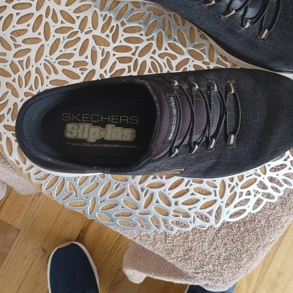 Skechers Womsn Black Athletic Shoes - Picture 2 of 8